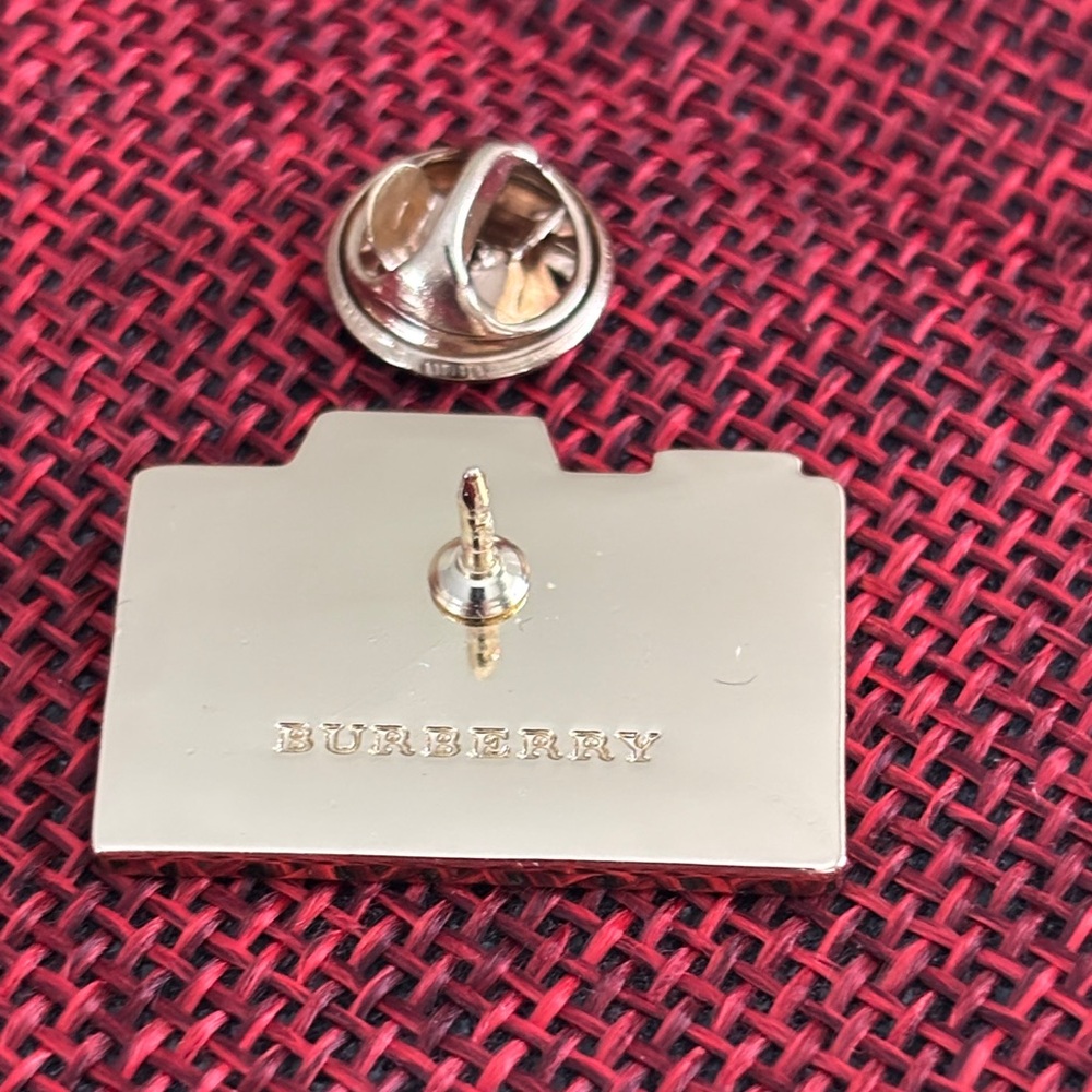 βοΈBurberry Pink and Cream Camera Pin GWP βοΈ - Picture 3 of 7